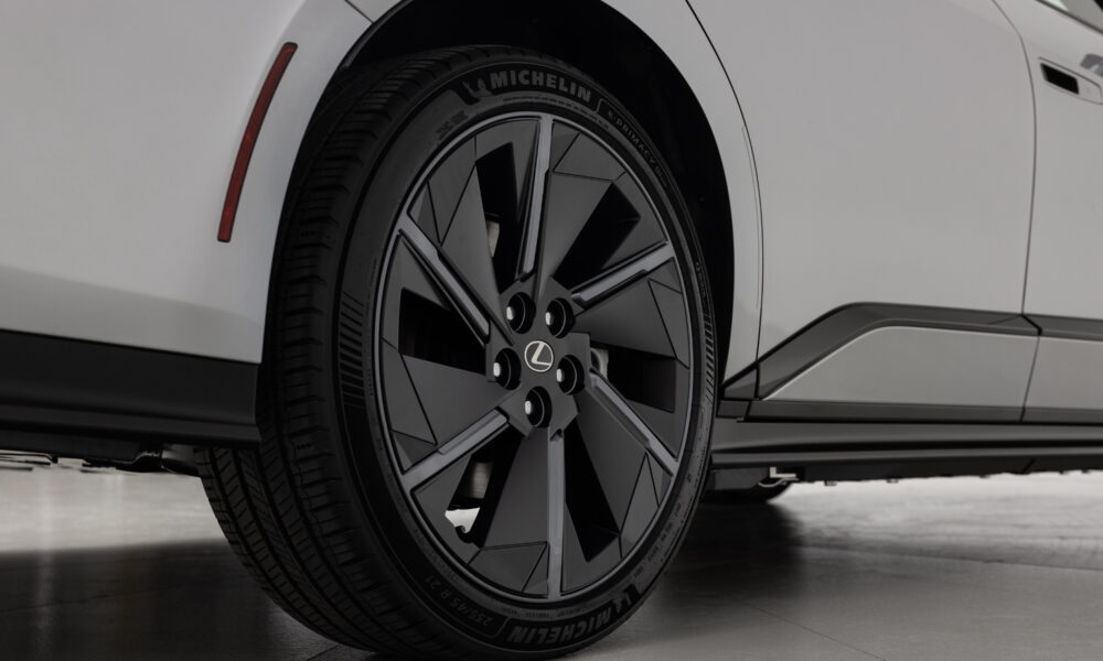 Lexus ES official image 6