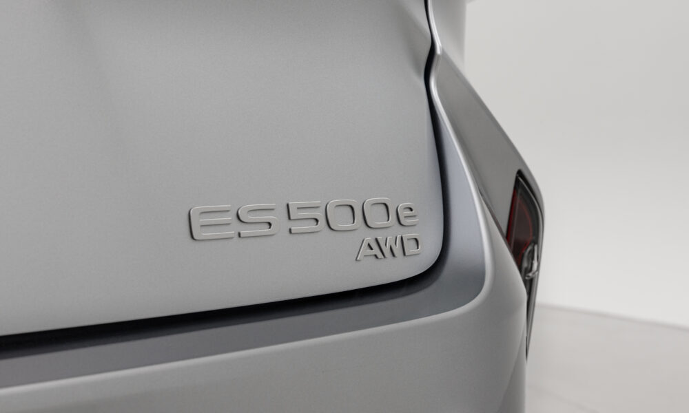Lexus ES official image 7